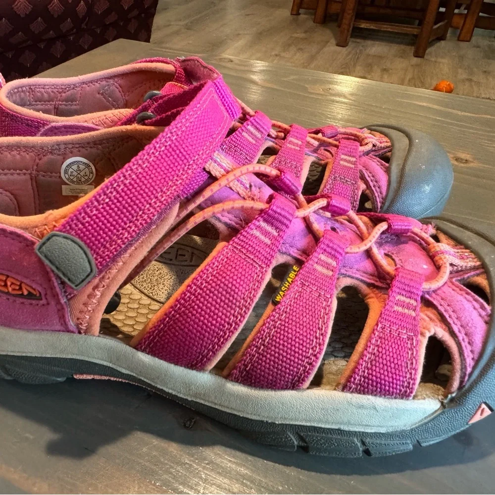 Keen Kids Magenta and Black Sandals